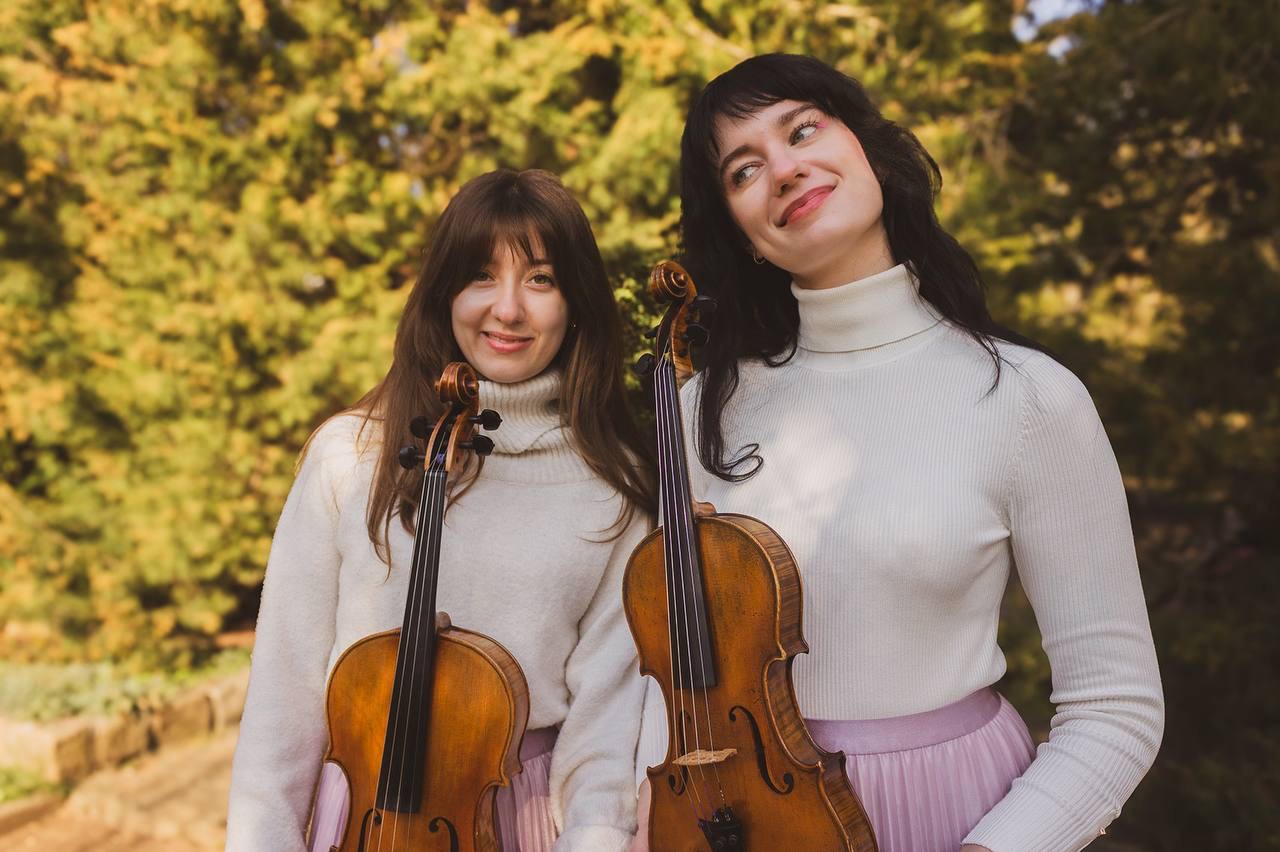 Duet Na dwa smyki, portret z instrumentami